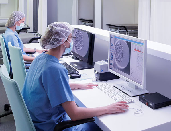 Quali vantaggi offre l’iDAScore rispetto alla valutazione manuale?