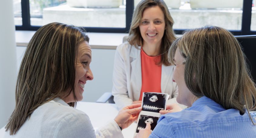 La Dre Cristina Guix échange avec deux patientes qui observent des échographies chez Barcelona IVF